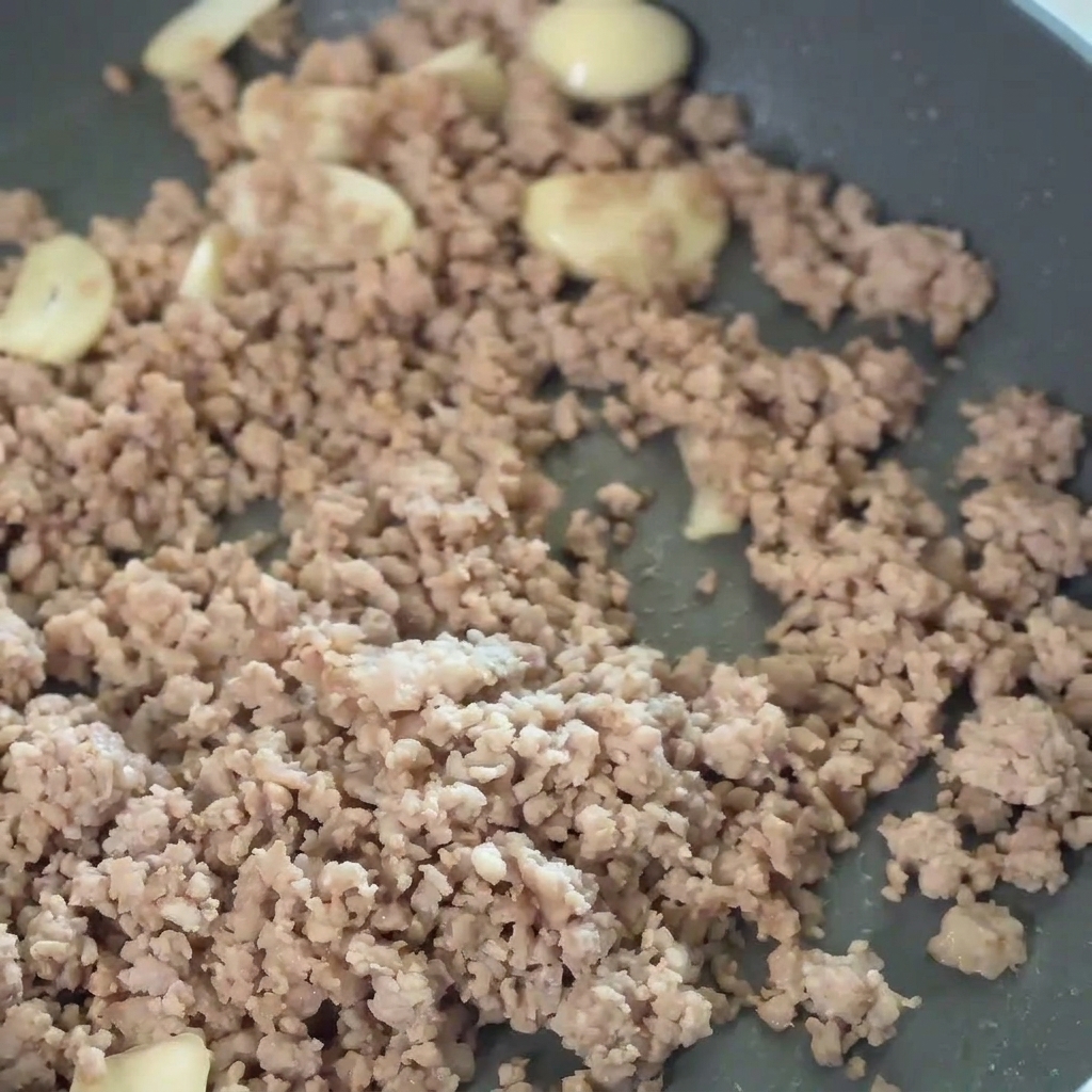 Pâte de piment rouge incorporée au mélange de porc et dail.