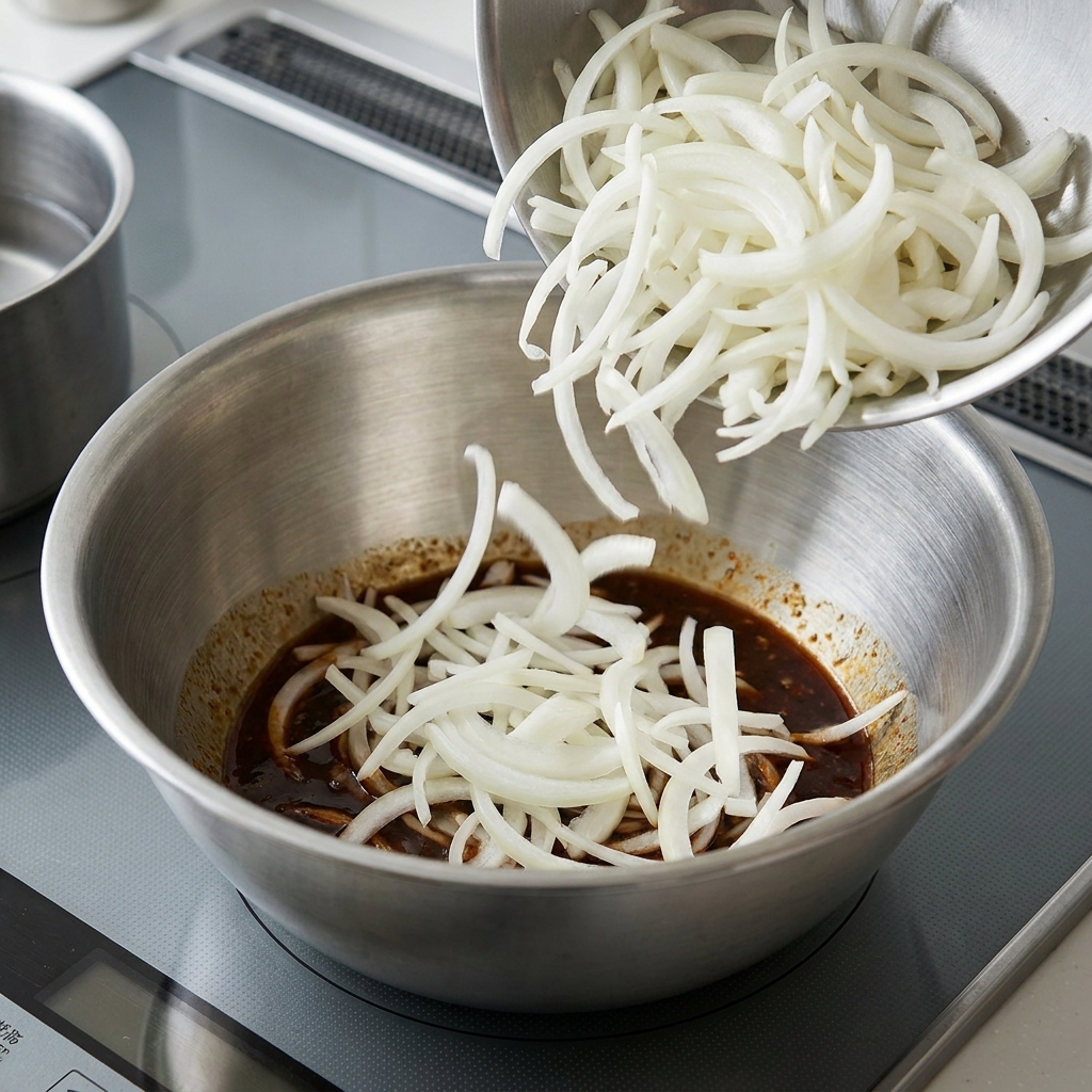 Nouilles cuites mélangées avec la sauce au sésame dans un grand bol.