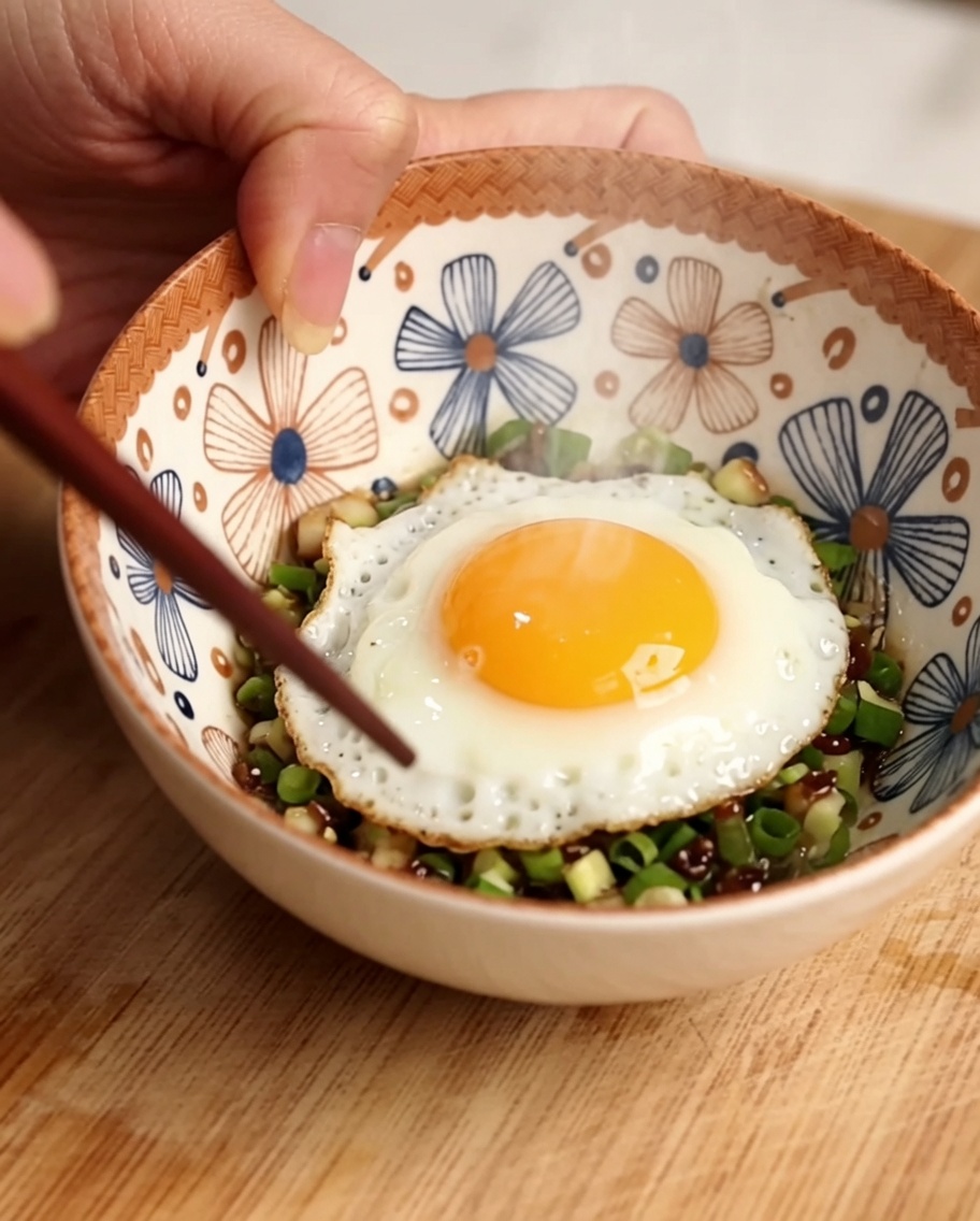 Gingembre, ciboule et poivre du Sichuan infusant dans un bol deau.