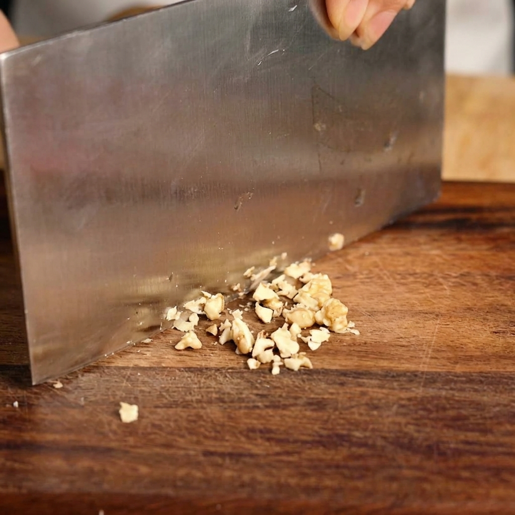 Ciboule fraîche finement hachée sur une planche à découper.