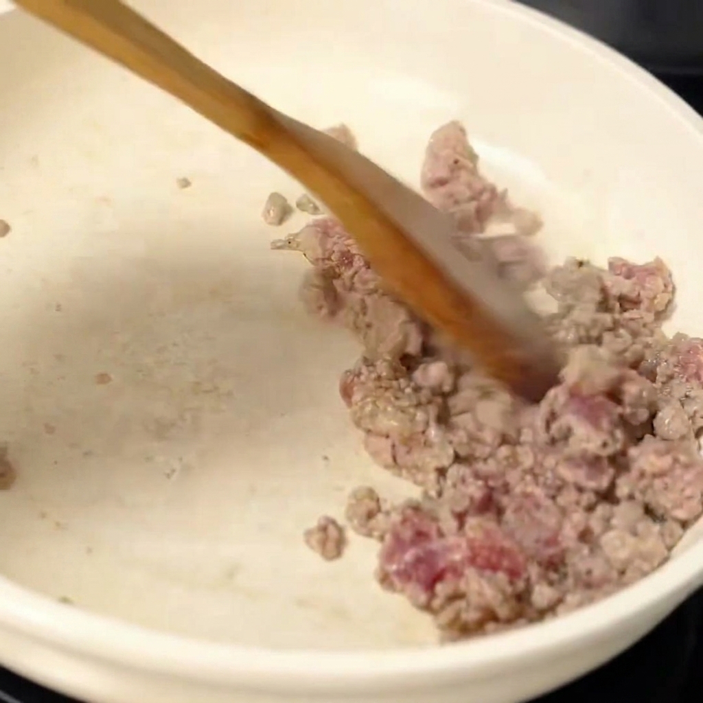 Porc doré mélangé avec de lail et du poivre noir.