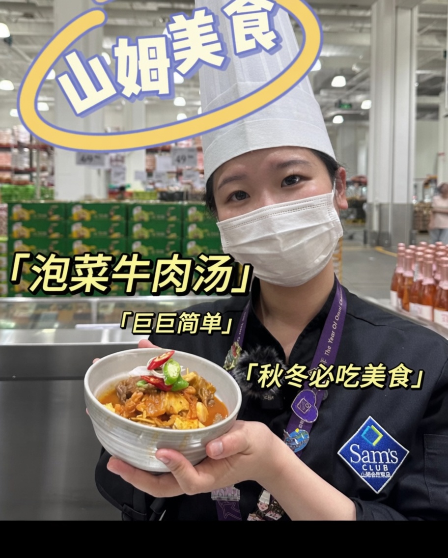 Kimchi en train de sauter dans une poêle avec lail, les piments et les oignons verts.