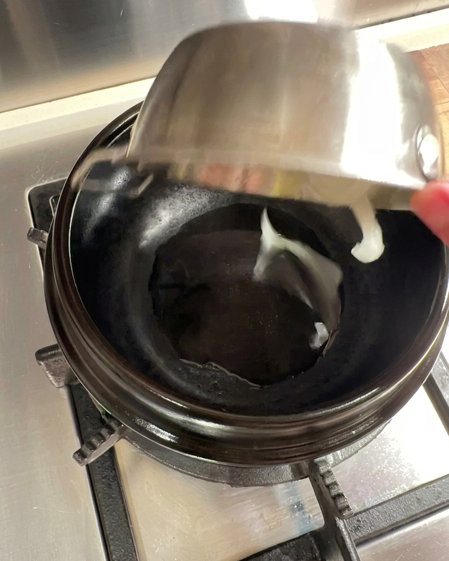 Tranches doignon sautées dans un poêlon préchauffé avec de lhuile.