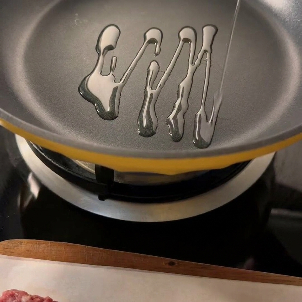 Deux steaks de bœuf assaisonnés en train de saisir dans une poêle chaude avec un fond dhuile.