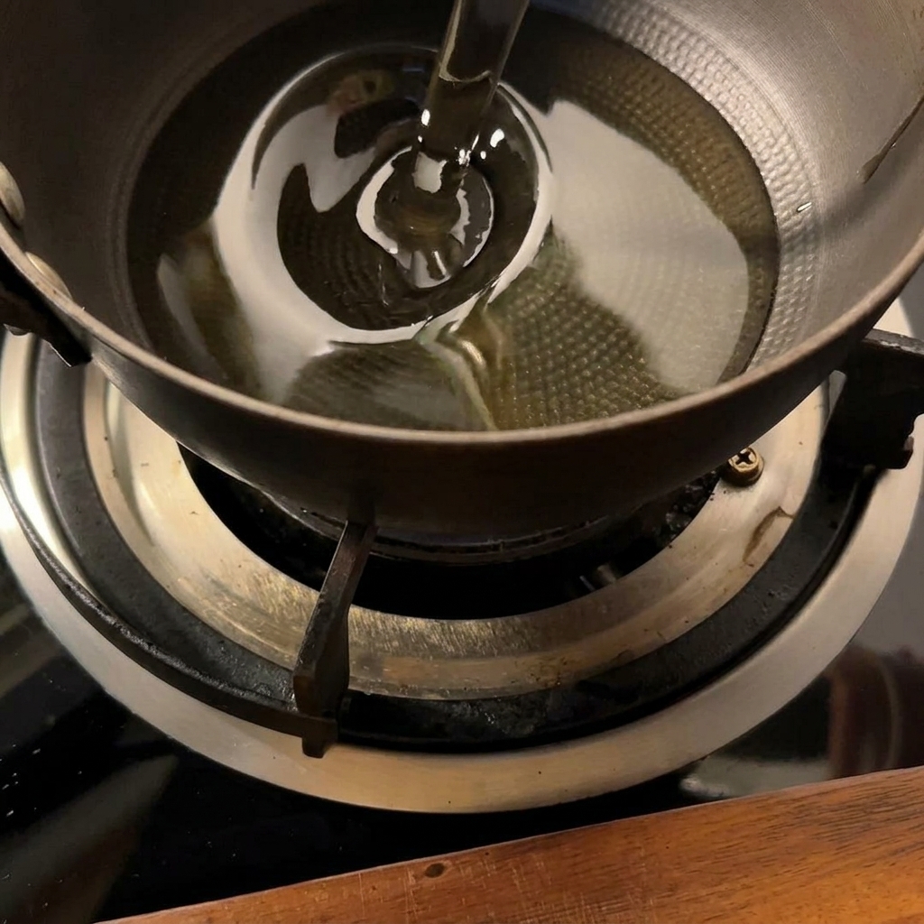 Pommes de terre en train de frire dans une petite marmite dhuile chaude jusquà devenir dorées.
