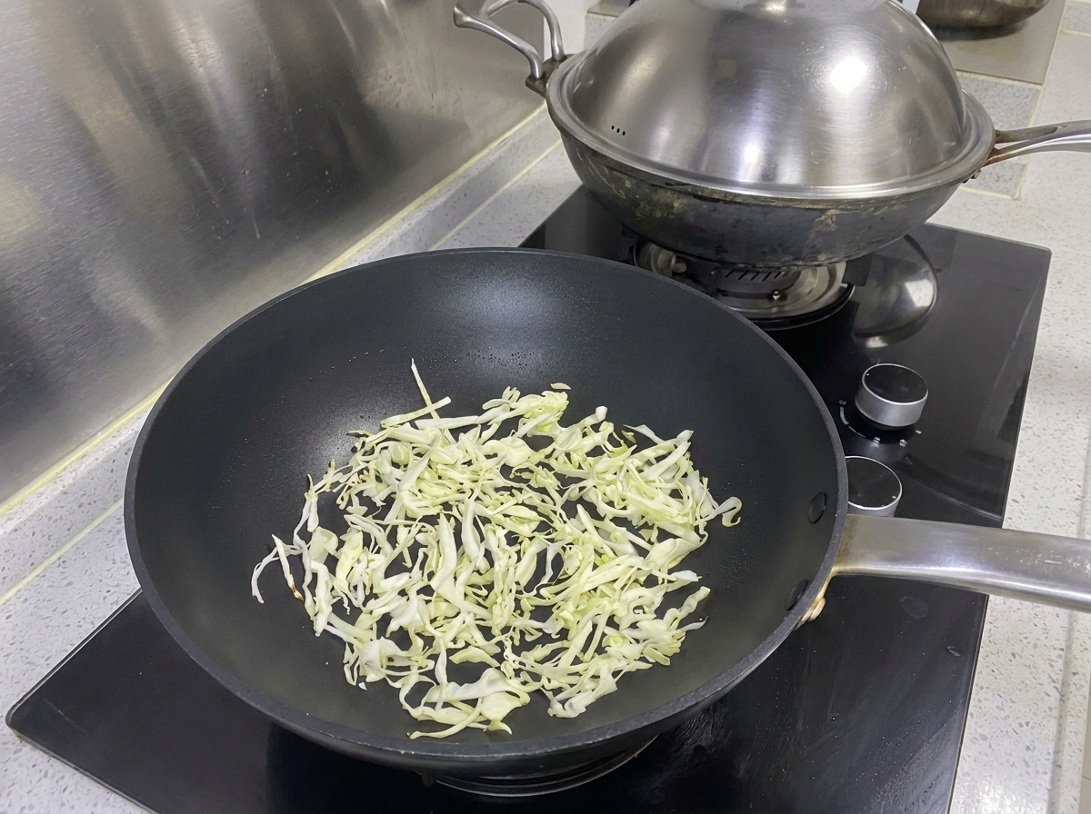 Sauce huître sombre ajoutée au mélange de viande hachée.