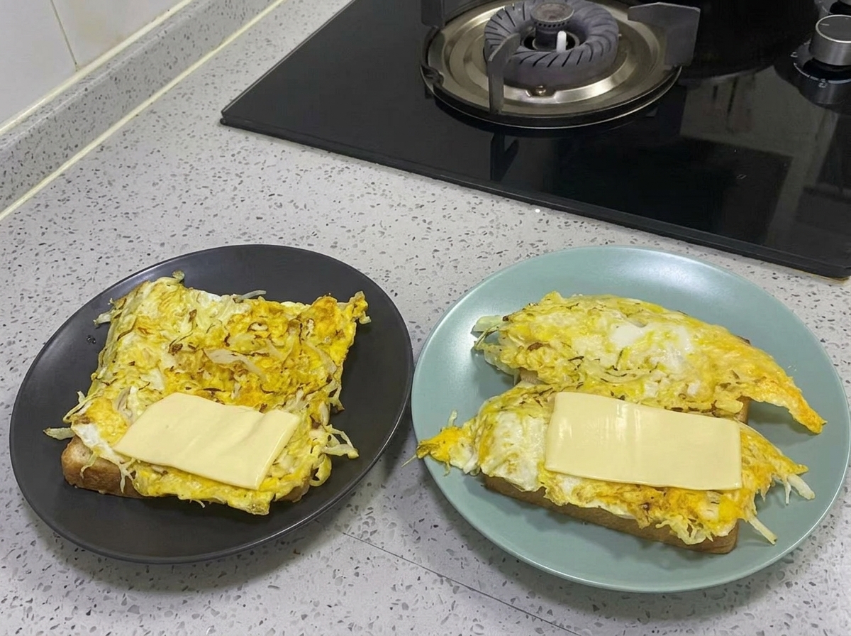 Sauce moutarde au miel versée sur la couche de fromage.