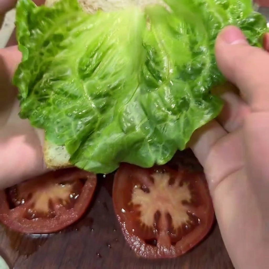 Une cuillère en bois mélangeant la viande hachée, les brocolis et les carottes dans un grand bol blanc.