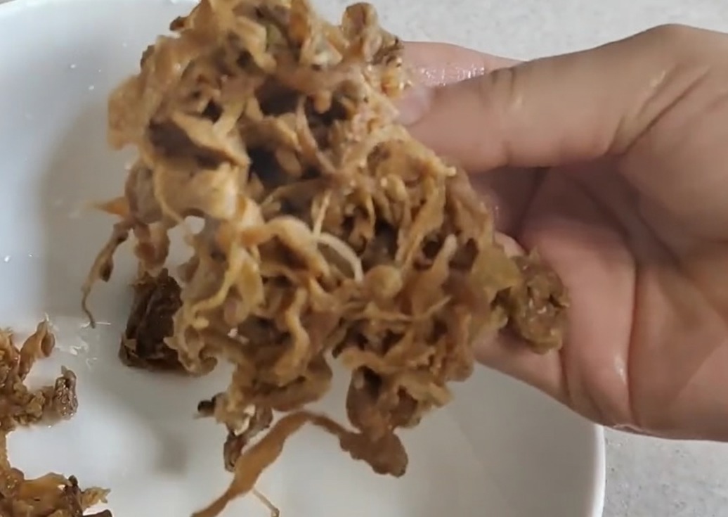 Chou séché mariné finement haché préparé pour la base de la soupe de ramen.