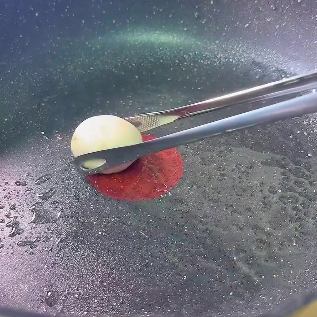 Chapeaux de champignons dorant dans une poêle à feu doux.