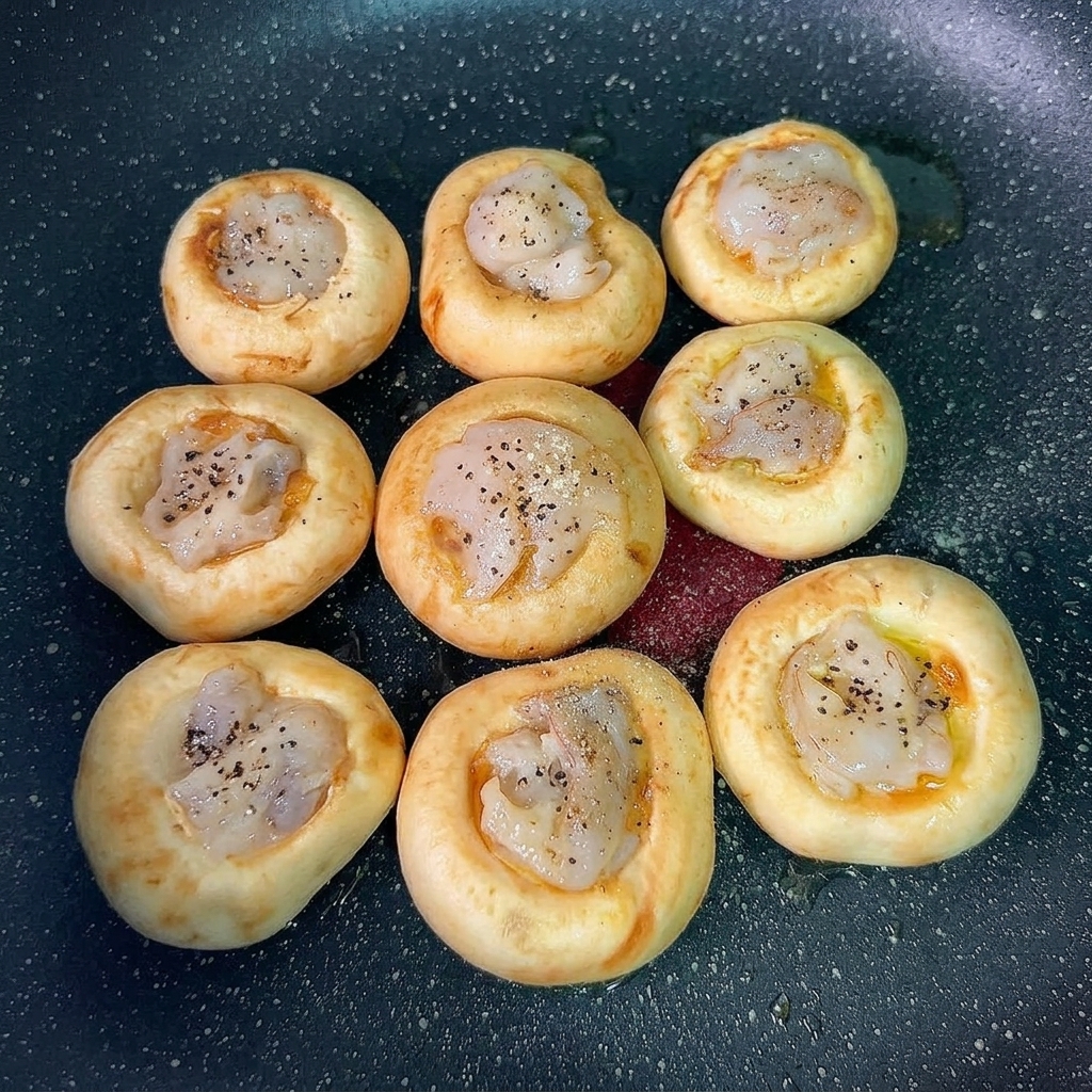 Chapeaux de champignons garnis de crevettes assaisonnés prêts à servir.