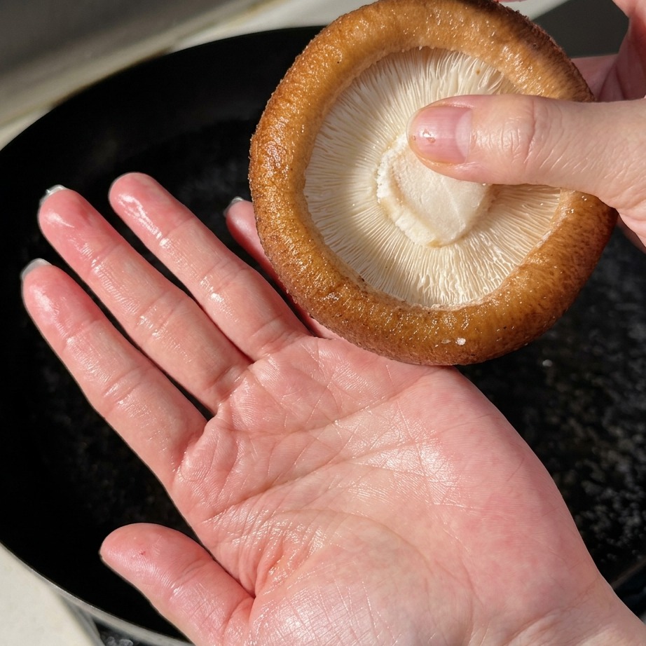 Gros champignons shiitake blanchissant dans leau bouillante.