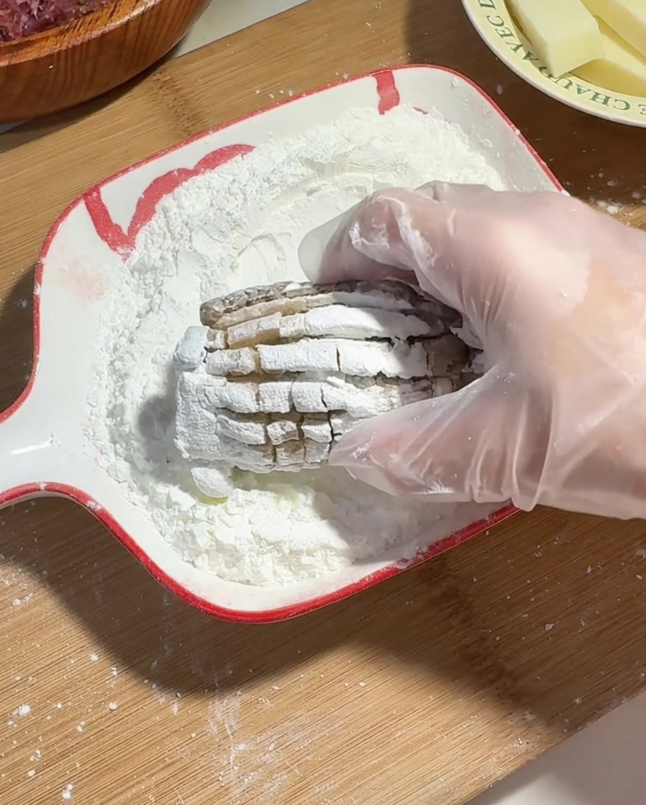 Main gantée recouvrant le champignon farci de fécule de maïs.
