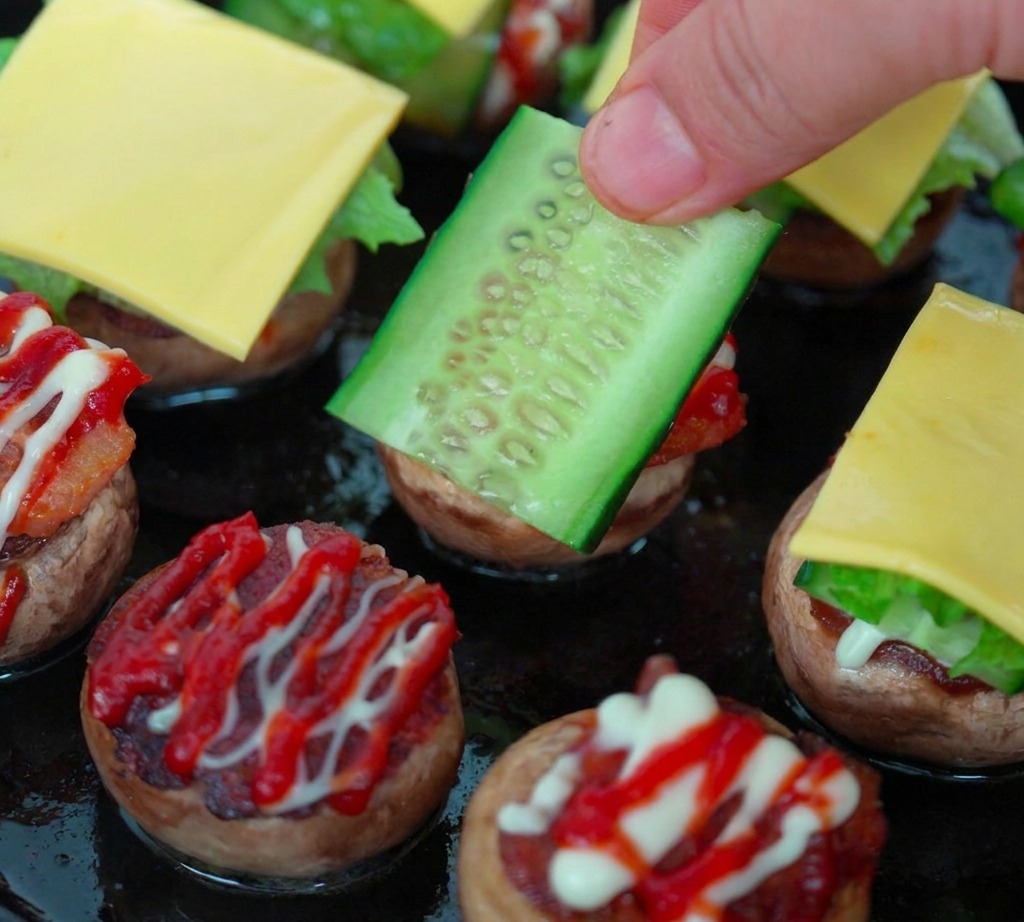 Processus dassemblage montrant une base de champignon garnie de concombre, laitue, tomate cerise et une tranche de fromage.