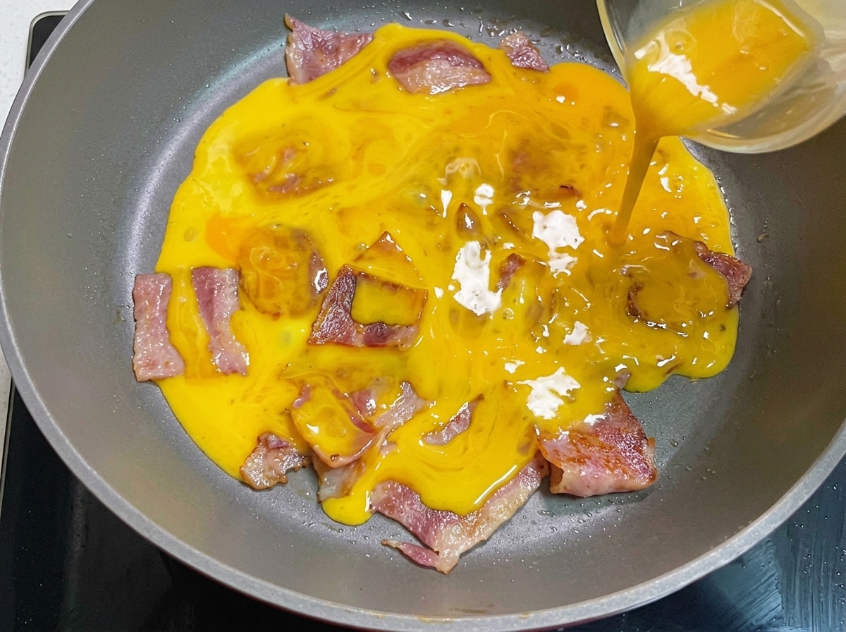 Pains à burger beurrés en train de dorer dans une poêle.