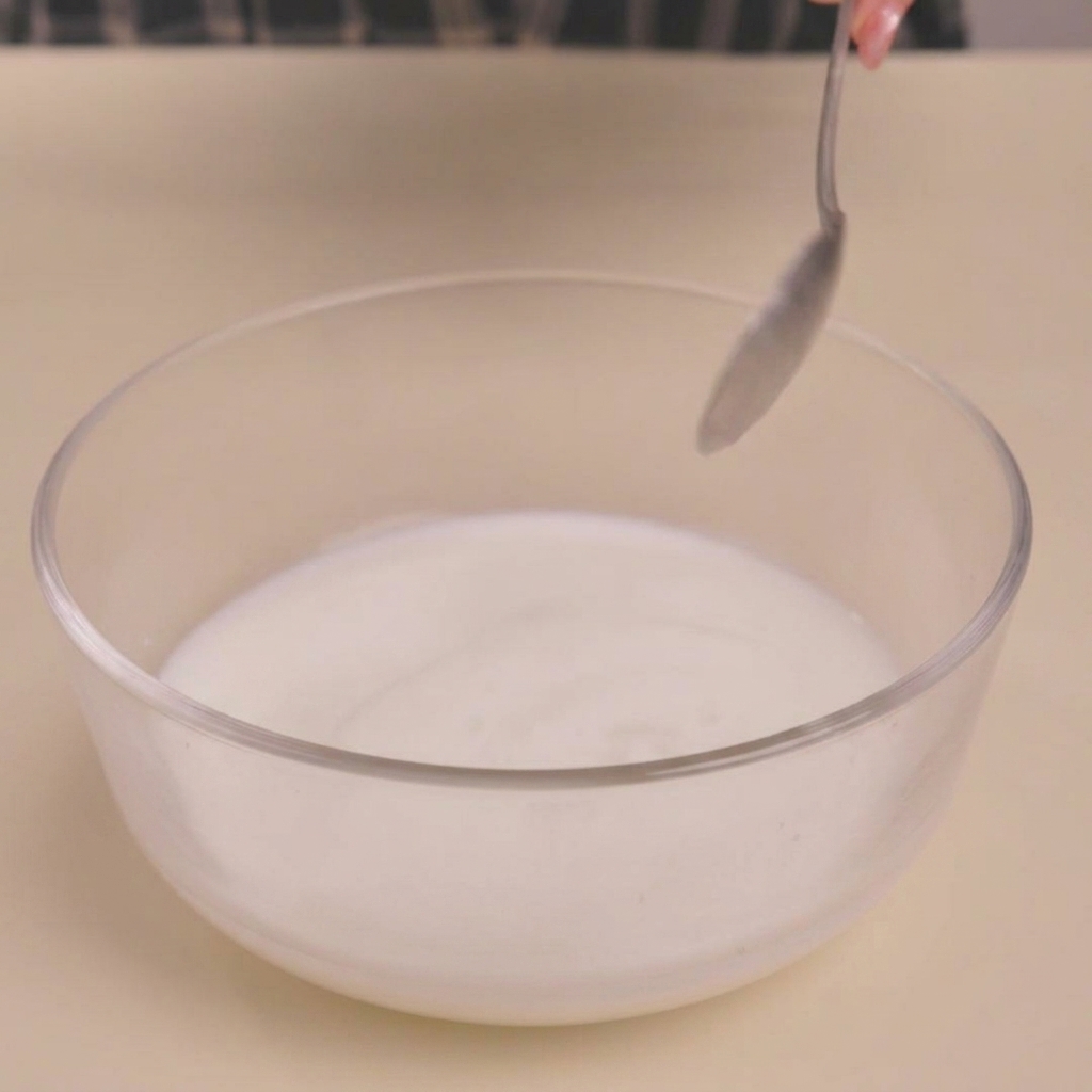 Du lait qui caille dans un bol en verre après lajout de vinaigre, créant une texture semblable à celle du babeurre.