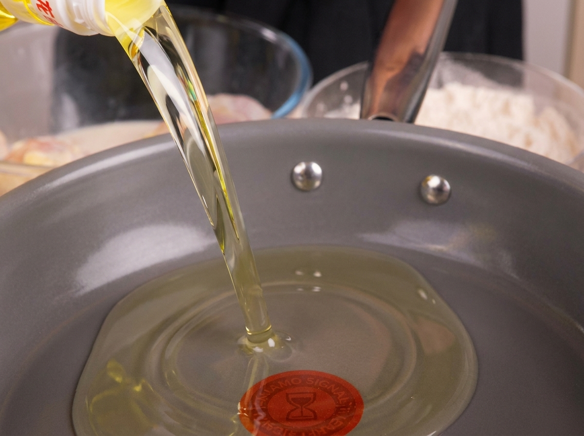 De lhuile de cuisson versée dans une poêle à frire, prête à être chauffée.