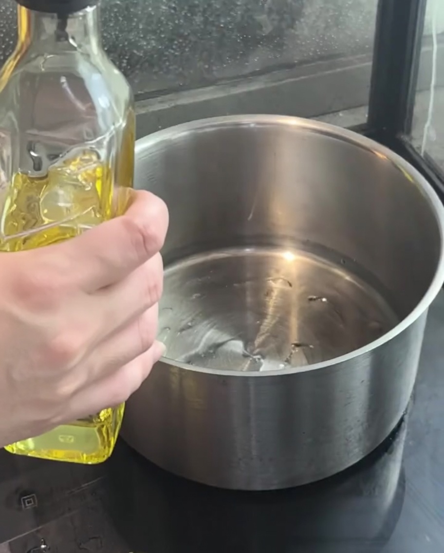 Oignons rouges coupés en dés qui grésillent dans de lhuile chaude.