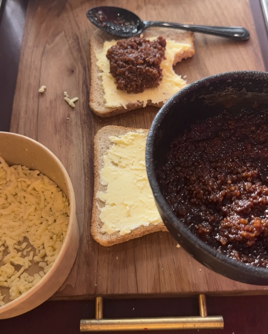 Une portion généreuse de sauce viande étalée sur le fromage.