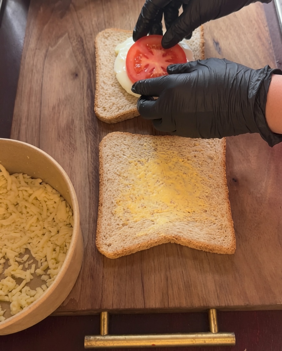 Un œuf au plat placé sur la couche de sauce viande.