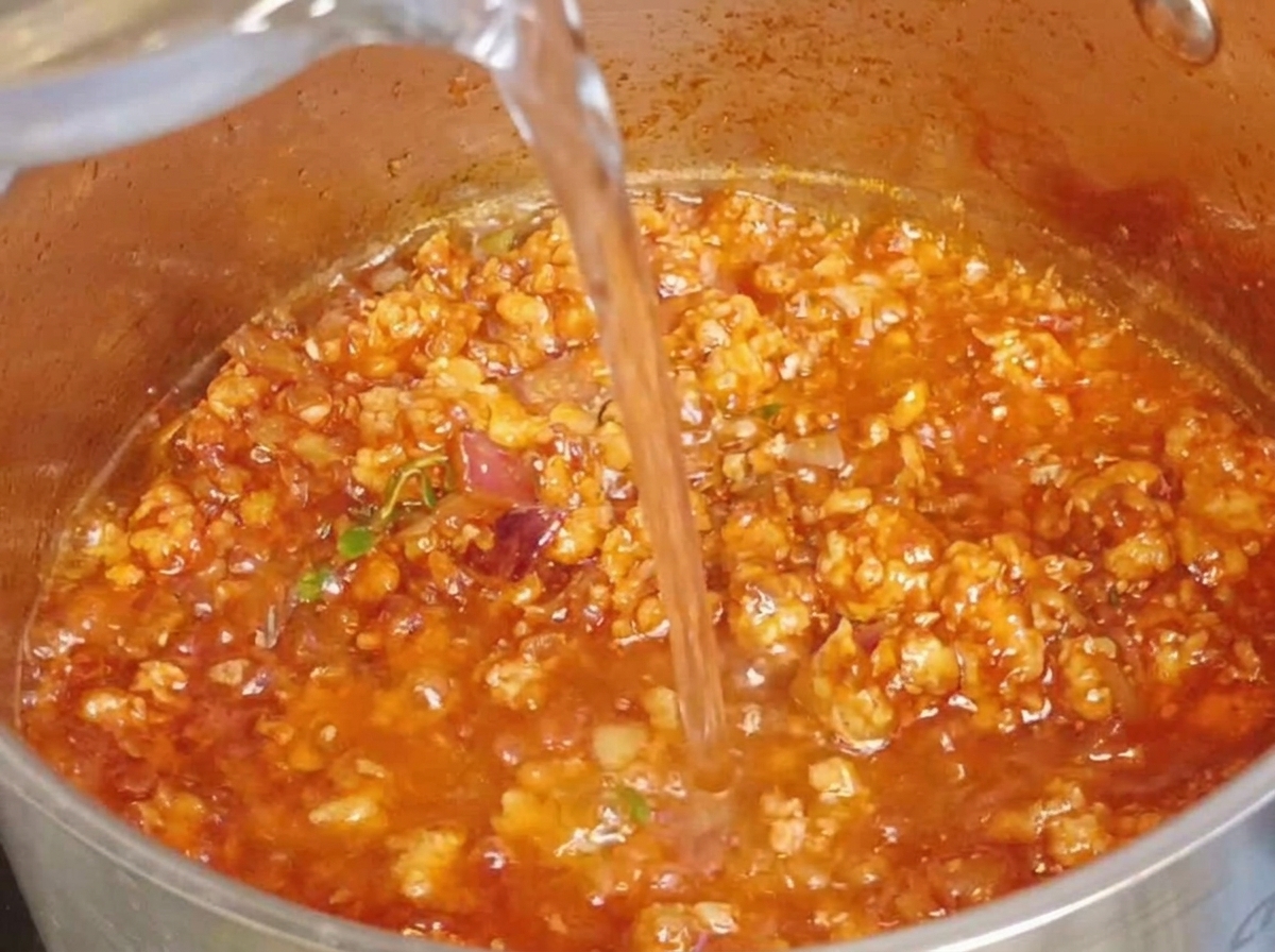 Eau ajoutée à la poêle contenant la sauce à la viande.