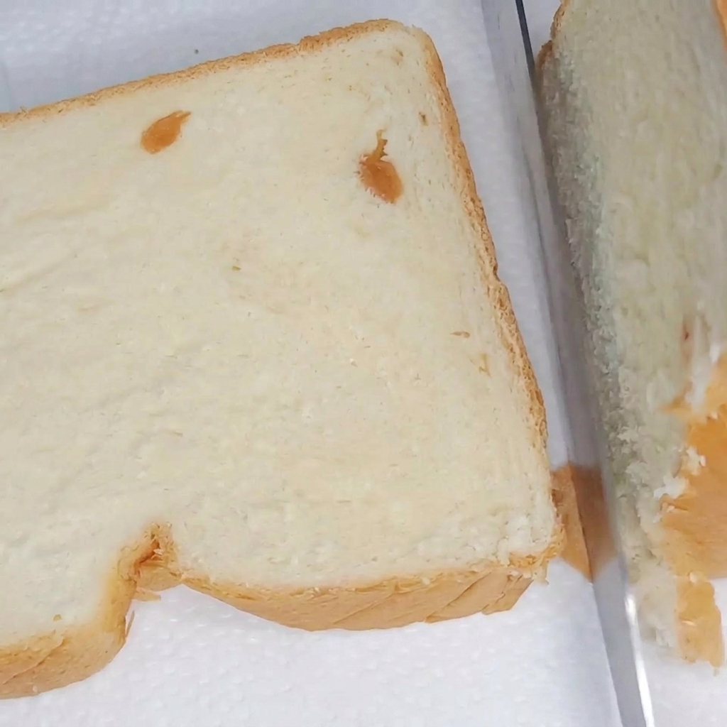 Une tranche de pain toasté garnie de laitue fraîche, tranches de tomates et rondelles de concombre.