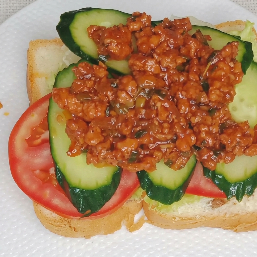 Gros plan sur la sauce onctueuse au jaune dœuf déposée sur la viande.