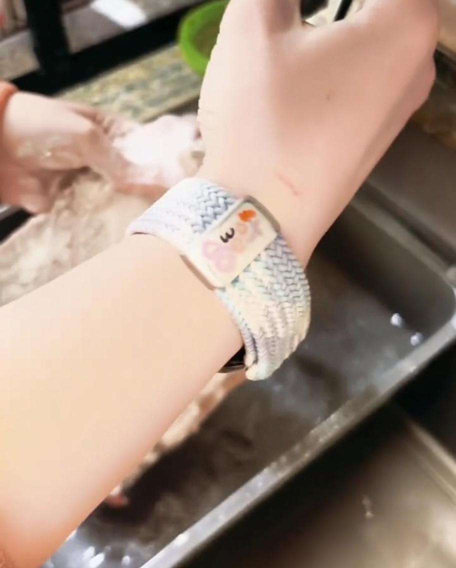 Travers de porc farinés rincés sous le robinet de la cuisine.