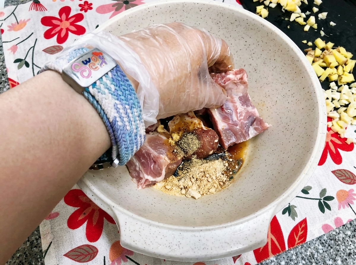 Purée de pomme fraîchement mixée versée sur les travers de porc assaisonnés.