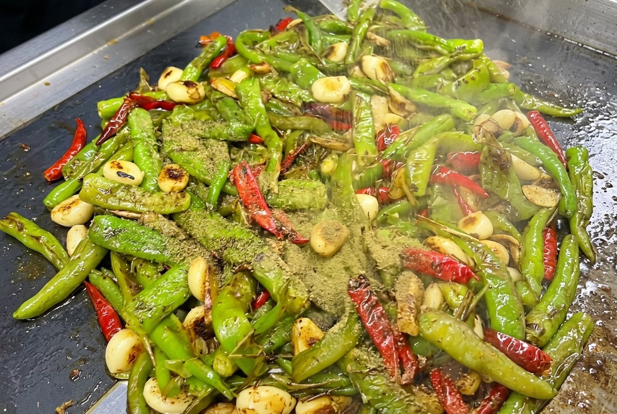 Assaisonnements et sauces ajoutés sur les piments grillés.