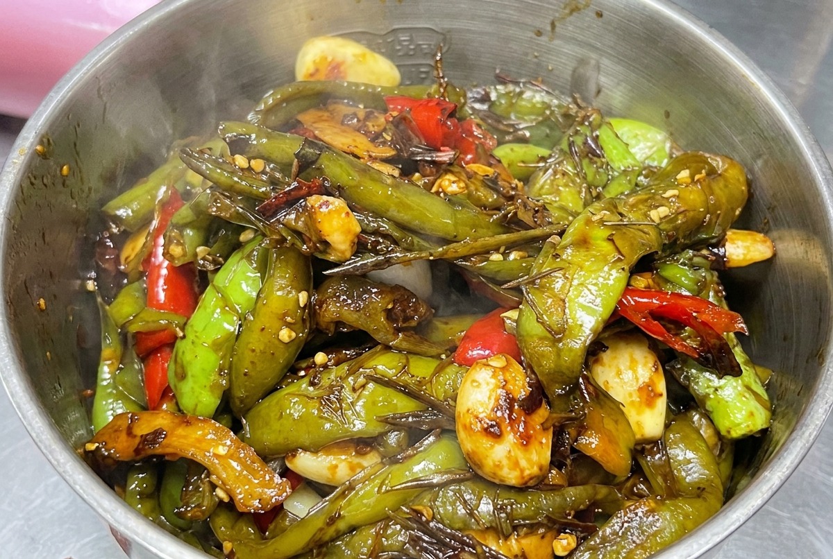 Mélange de piments cuits placé dans un mixeur.