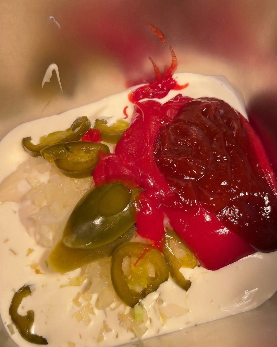 De la poudre de piment saupoudrée sur le mélange dans un récipient en métal.