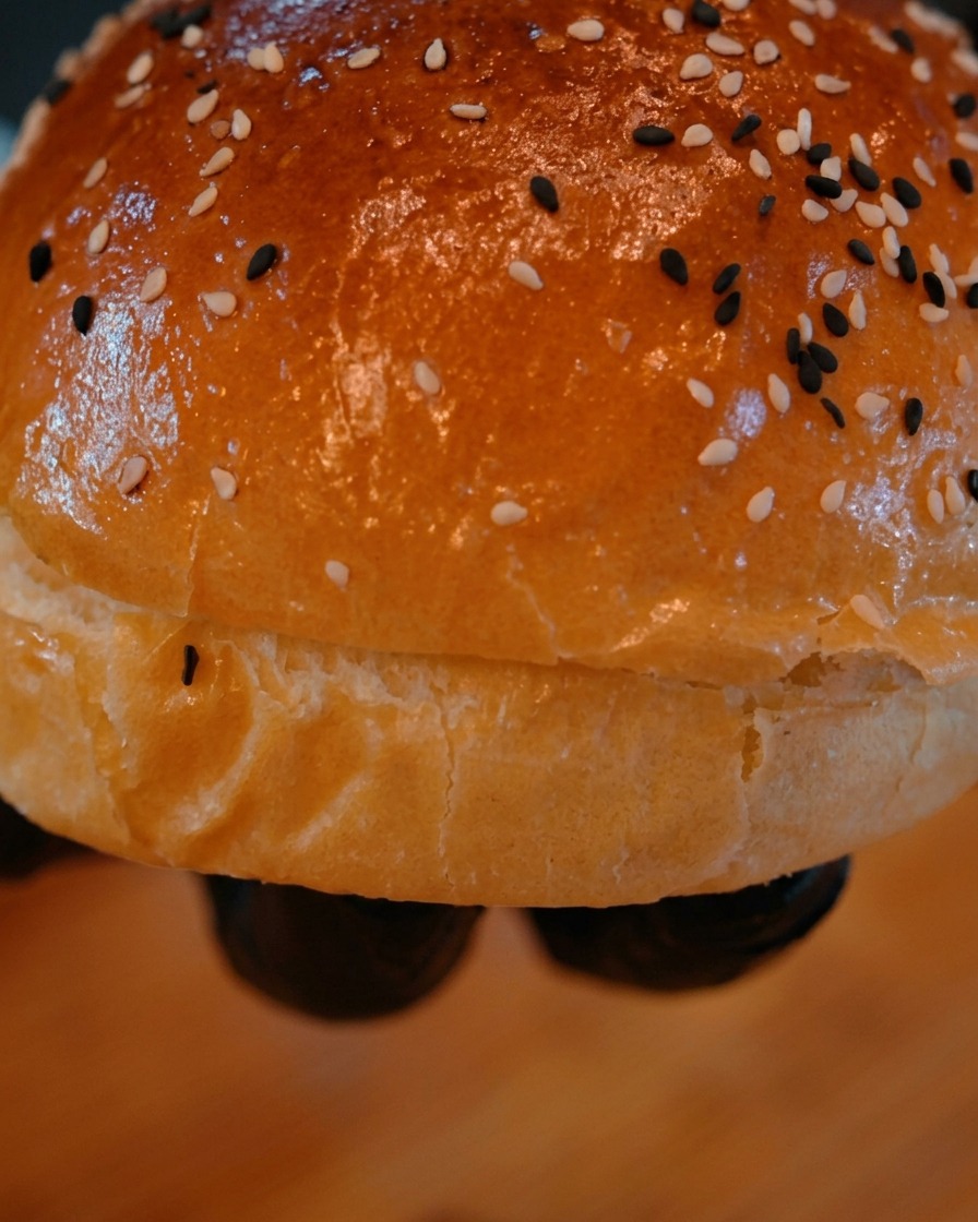 La sauce secrète versée sur le mélange bœuf et oignons en cours de cuisson.