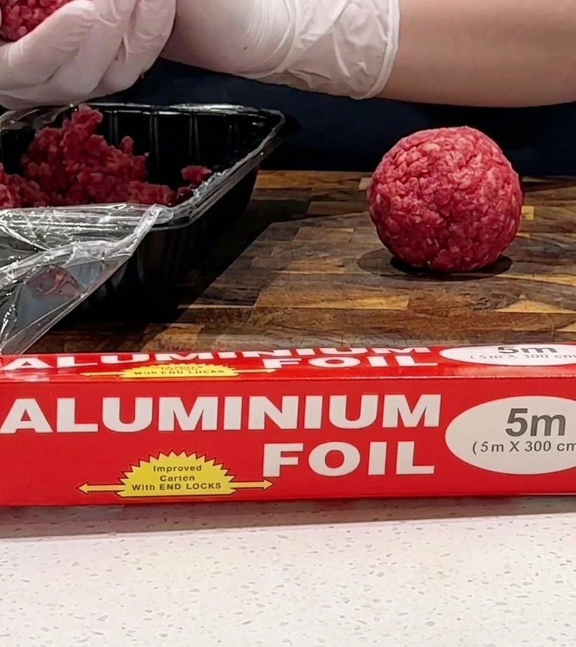 Steak de bœuf en train de cuire dans une poêle chaude, formant une croûte dorée.