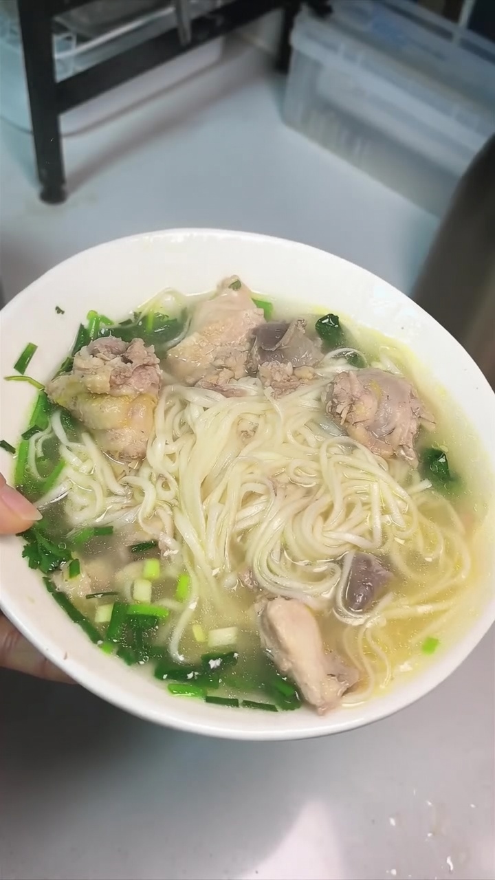 Bol de Nouilles au Poulet Traditionnel