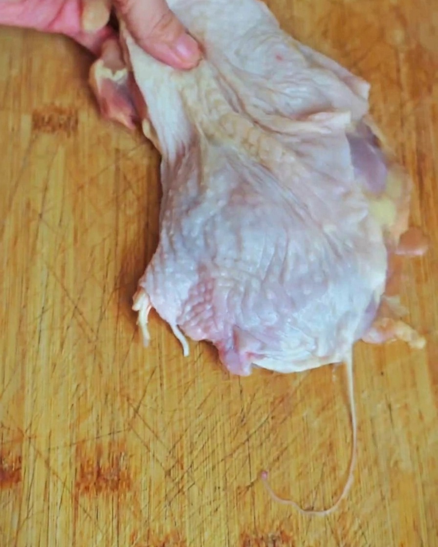 Gros plan sur de la viande de cuisse de poulet coupée en morceaux.