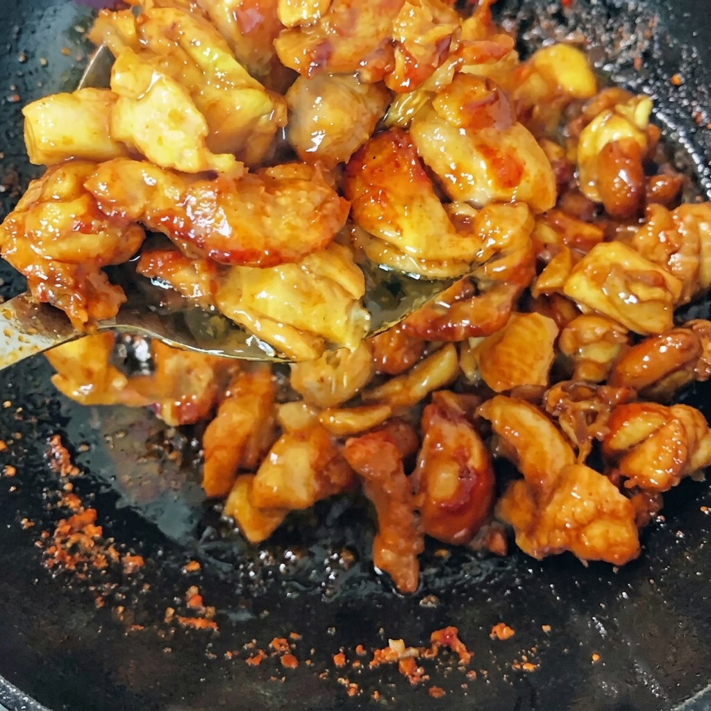 Poulet doré sautant au wok avec gingembre, oignons verts et piments.