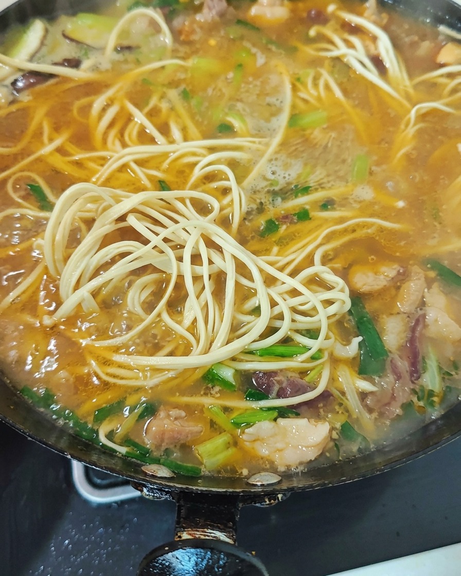 Légumes verts et pousses dail mélangés à la soupe.