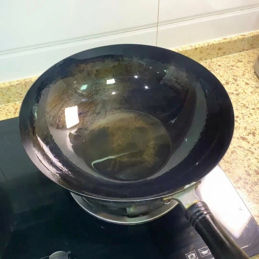 Blanc de poulet effiloché cuisant dans un wok chaud.