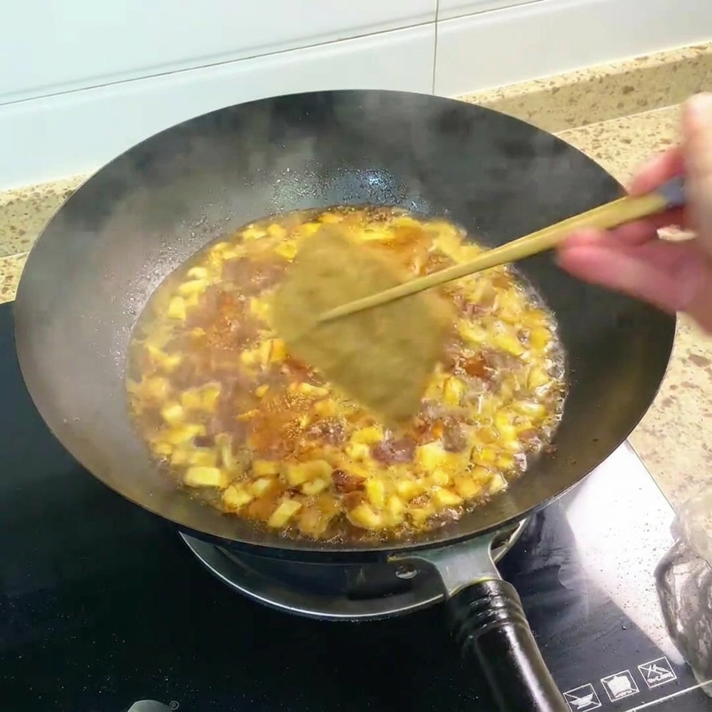 Morceaux de tofu frit mijotant dans un bouillon riche et sombre.