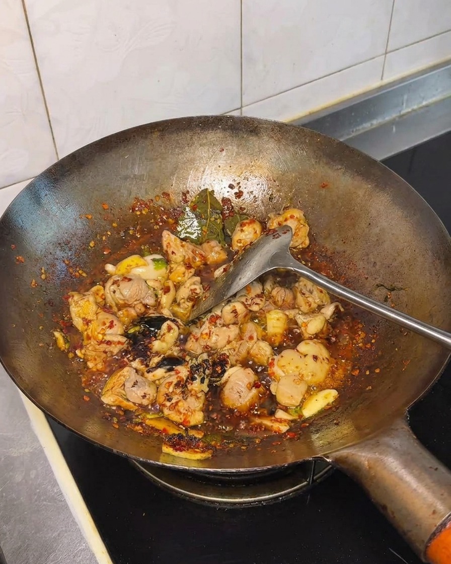 Sauce soja et épices incorporées au poulet sauté.