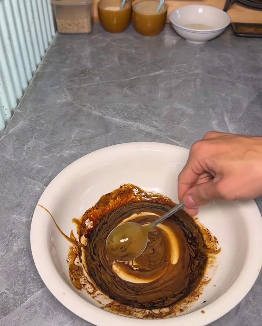 Mélange de pâte de sésame et sauce soja dans un bol.