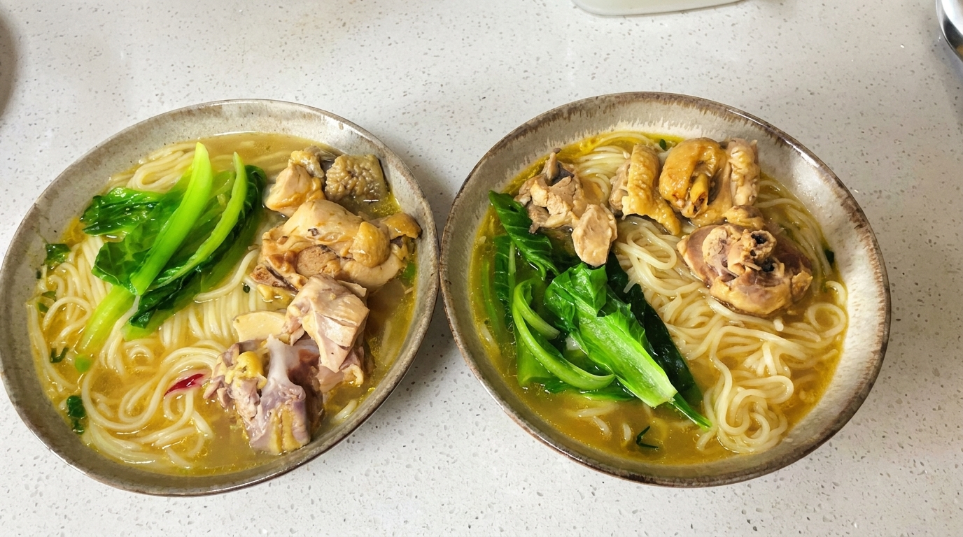 Deux bols de soupe de nouilles au poulet réconfortante garnis de bok choy frais et de morceaux de poulet tendres.