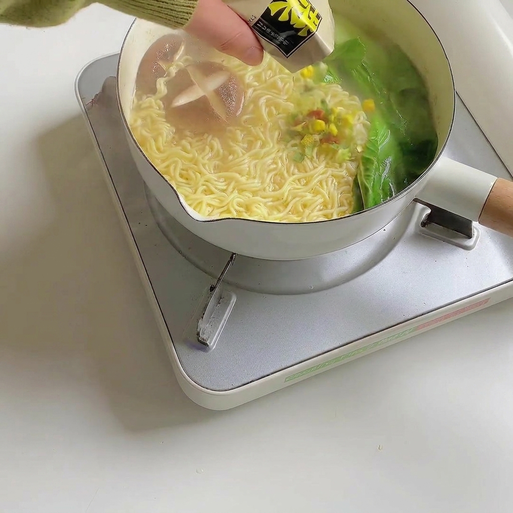 Garniture de ramen saupoudrée sur la soupe de nouilles finie.
