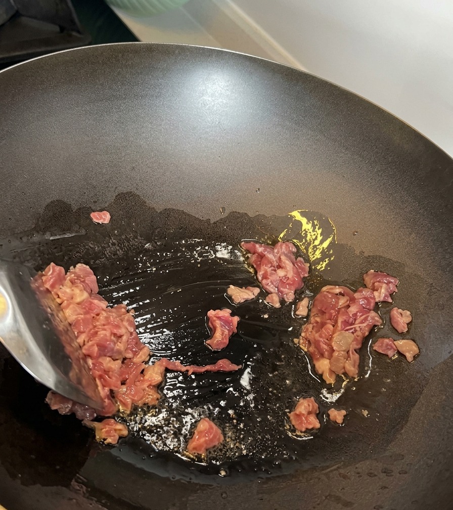 Morceaux de bœuf en dés sautés dans un wok très chaud.