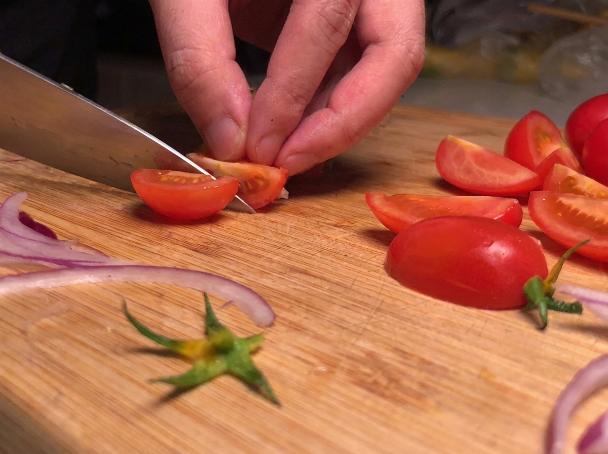 Viande hachée dorant dans une poêle avec des oignons revenus et des carottes râpées.
