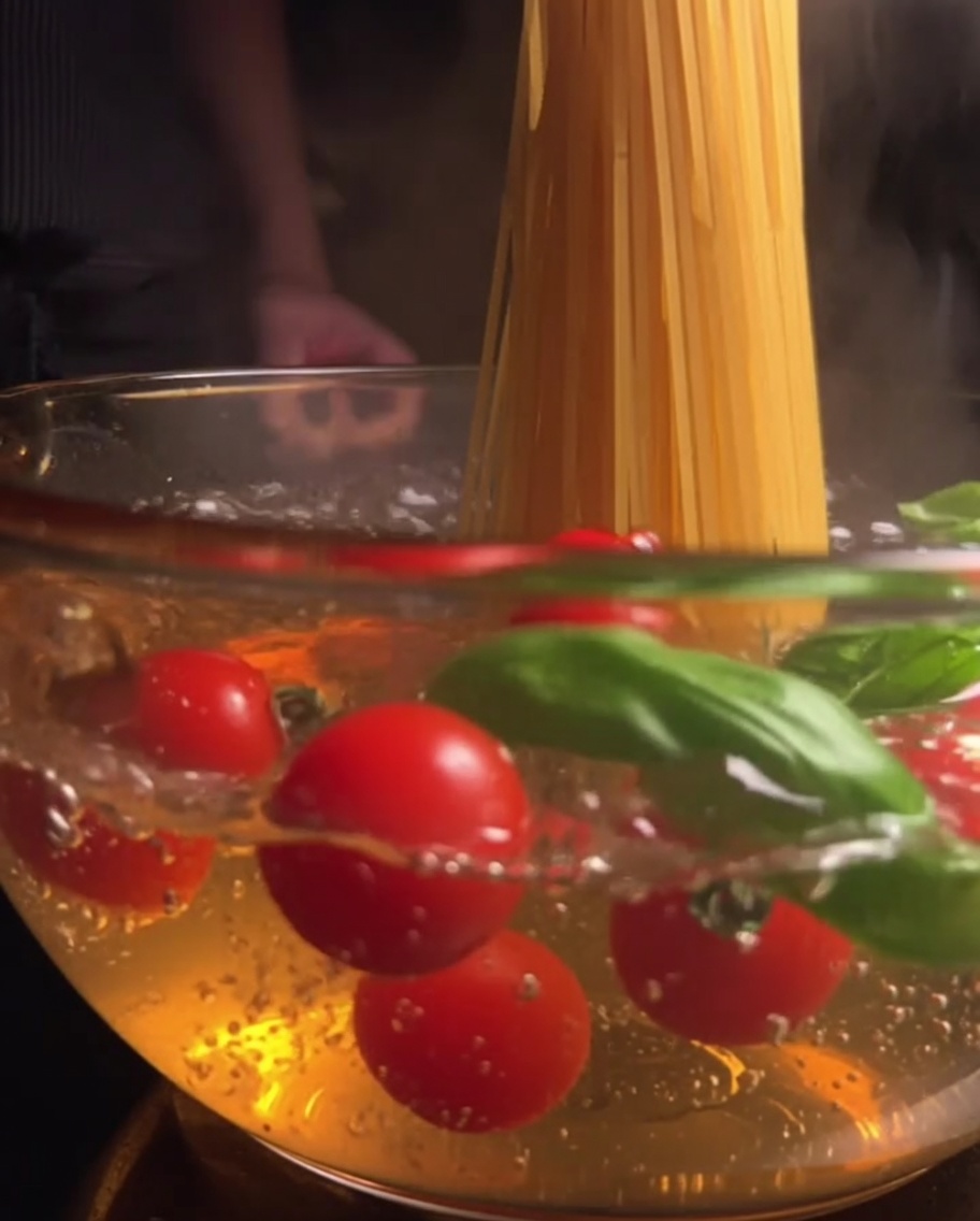 Concentré de tomates mélangé à la viande dorée et aux légumes.