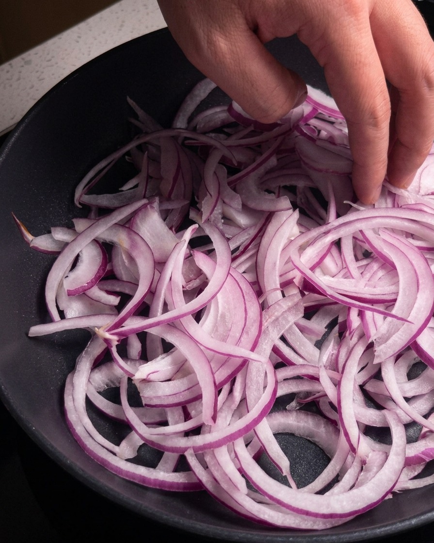 Sauce tomate à la viande frémissant dans une poêle couverte.