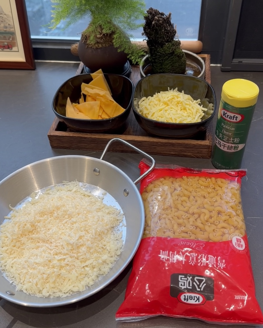 Pâtes sèches versées dans une casserole deau bouillante.