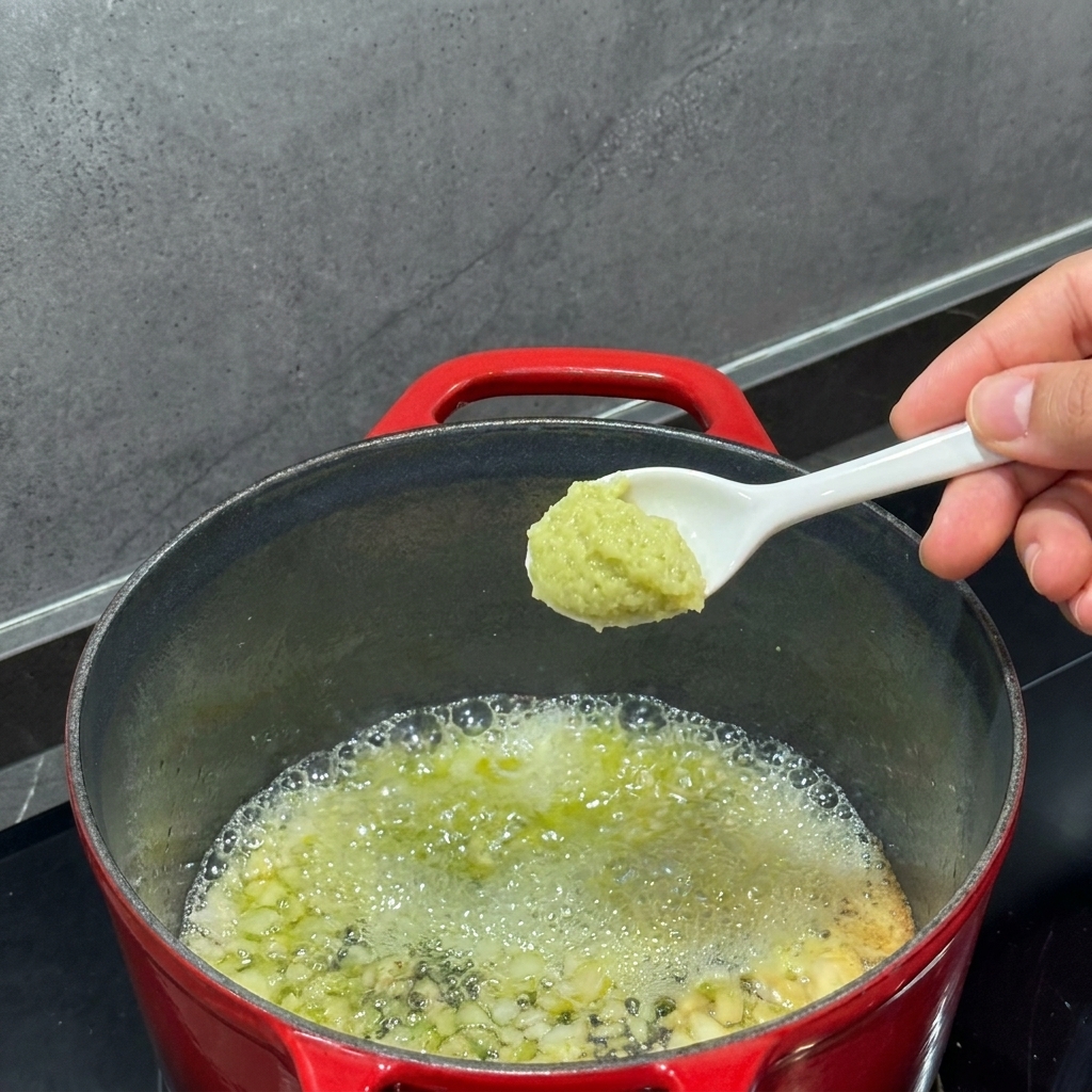 Farine incorporée au beurre fondu à laide dun fouet dans une casserole.